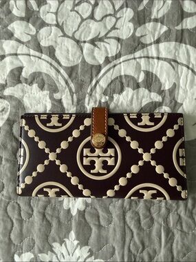 Tory Burch Burgundy and Cream Logo Continental Contrast Wallet NWOT